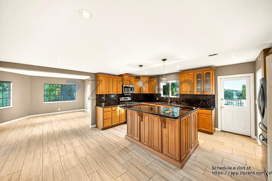 Building Photo - 5187 Llano Dr