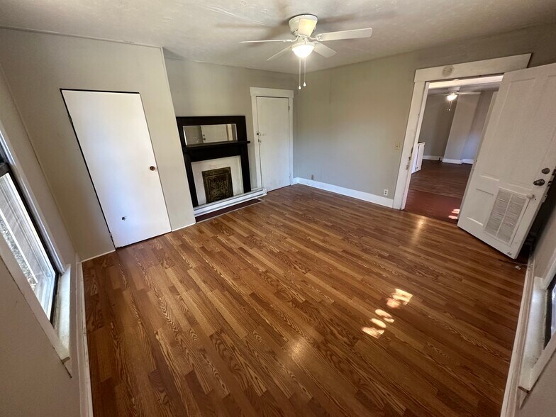 Building Photo - 218 Holmes St