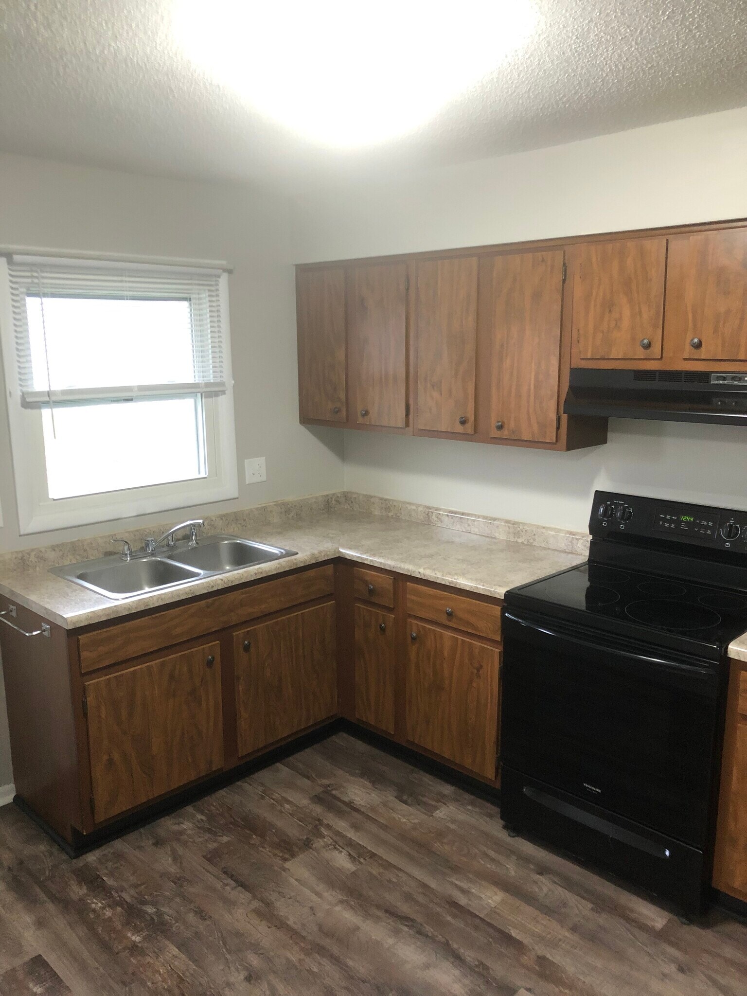 Kitchen Pic 1 - 580 Maple St