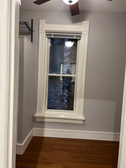 Building Photo - 1102 N Wolcott Ave
