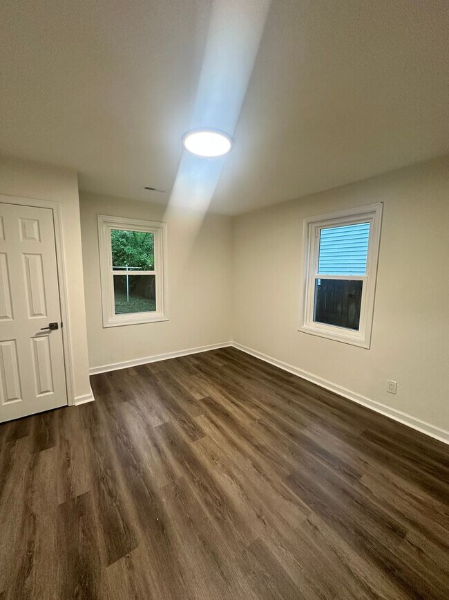 Building Photo - Newly renovated house for lease!
