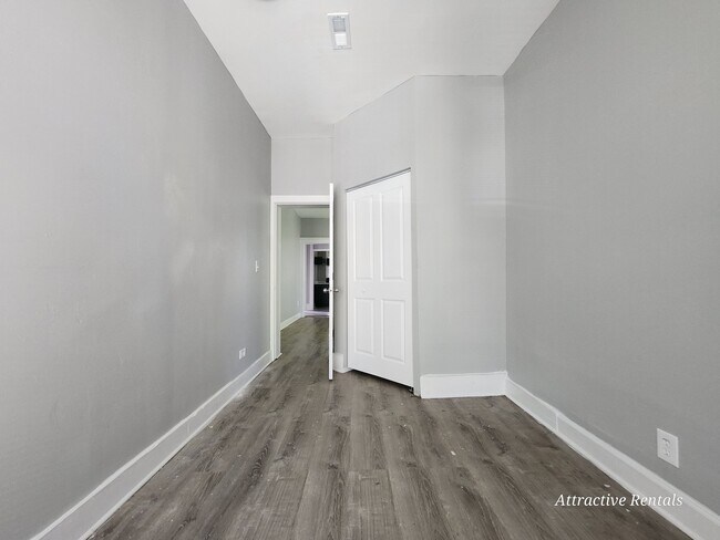 Building Photo - 7028 S Rhodes Ave