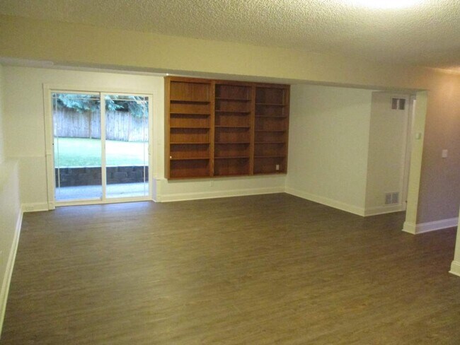 Building Photo - 3 Bedroom + Bonus, 2.5 Bathroom Gig Harbor...