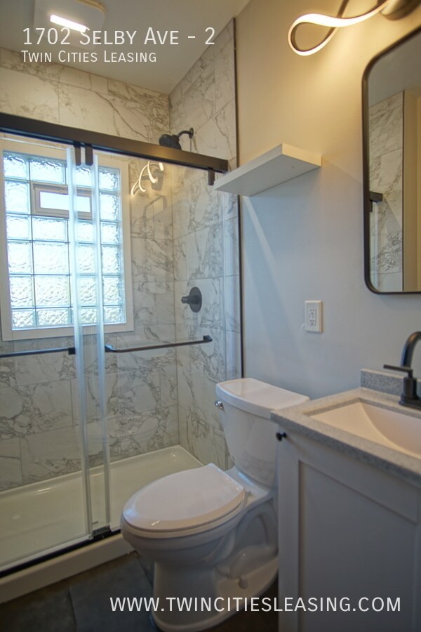 Building Photo - Newly Renovated Apartment! Fantastic Locat...