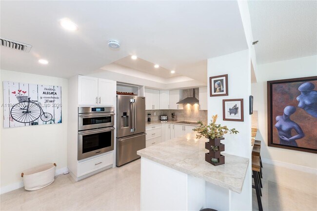 Building Photo - 520 Brickell Key Dr