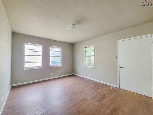 Building Photo - 1421 Deville St