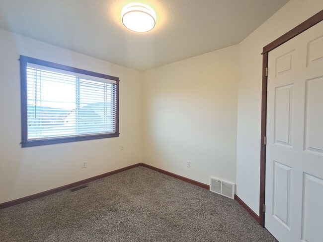 Building Photo - $2,200 -  3 Bed / 2.5 Bath Beautiful Spokane Valley House