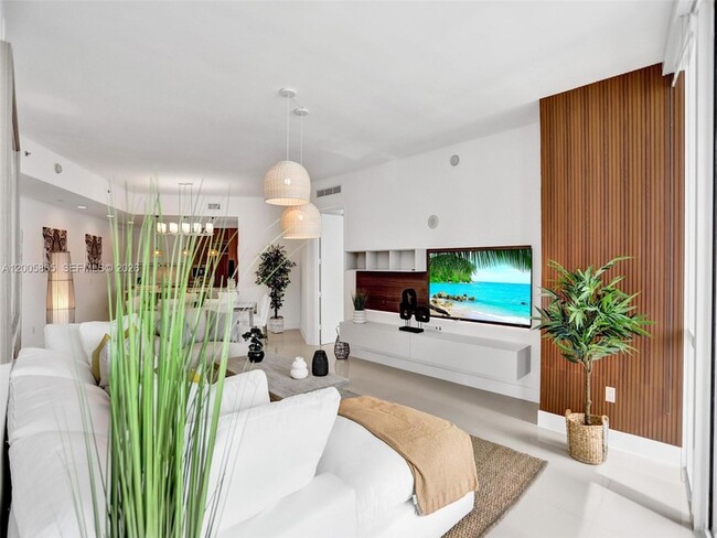 Building Photo - 15901 Collins Ave