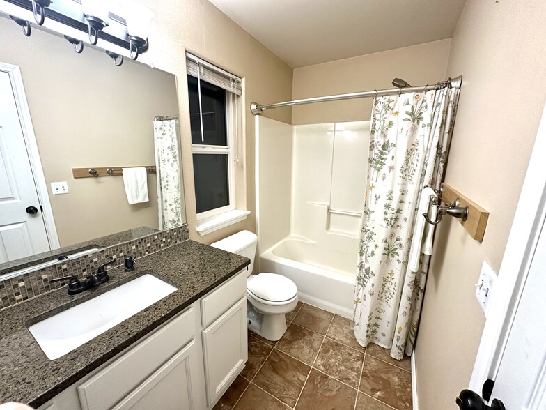 Upstairs full bathroom - 13636 Duane St