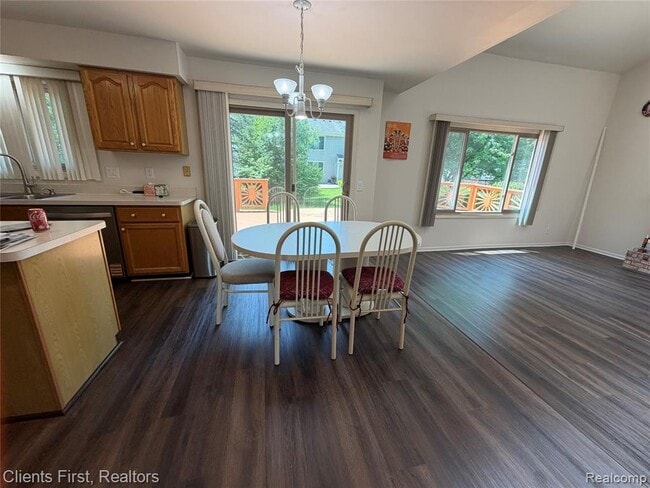 Building Photo - 7043 Foxridge Dr
