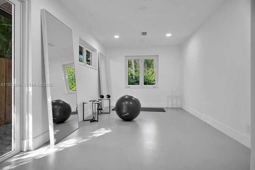 Building Photo - 117 NE 20th St