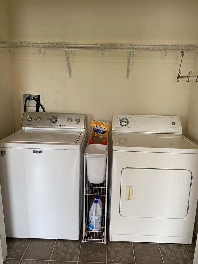 Building Photo - West AVL - Spacious Home in Scenic Bluff Subdivision