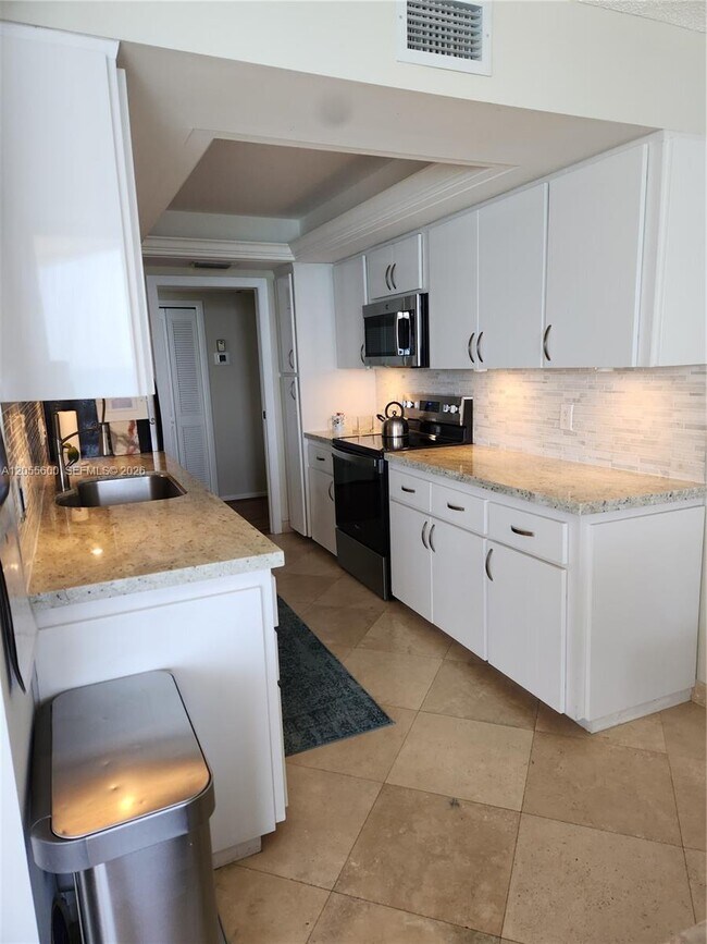 Building Photo - 5460 N Ocean Dr