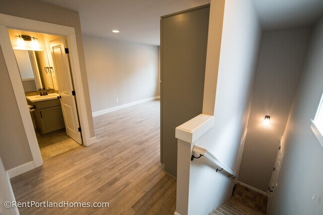 Building Photo - ADS457