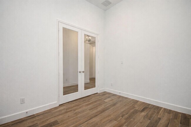 Building Photo - 3011 Hbr Spg Wy