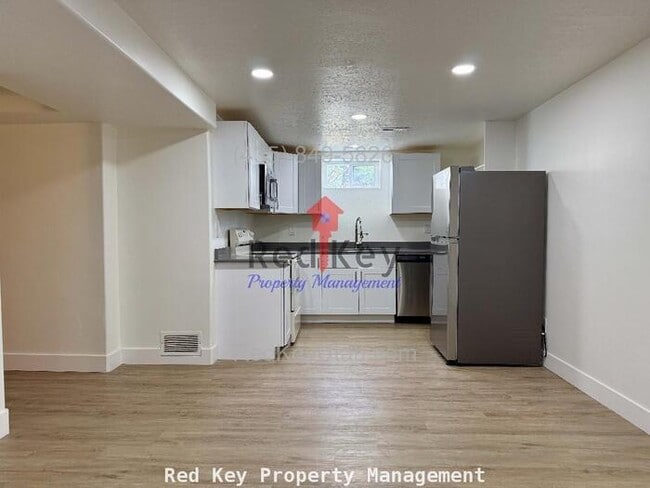 Building Photo - Stansbury Ave Duplex