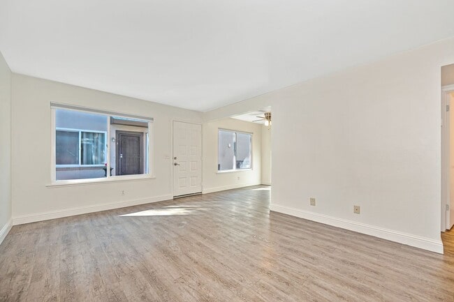 Building Photo - Beautifully Updated 2 Story Unit