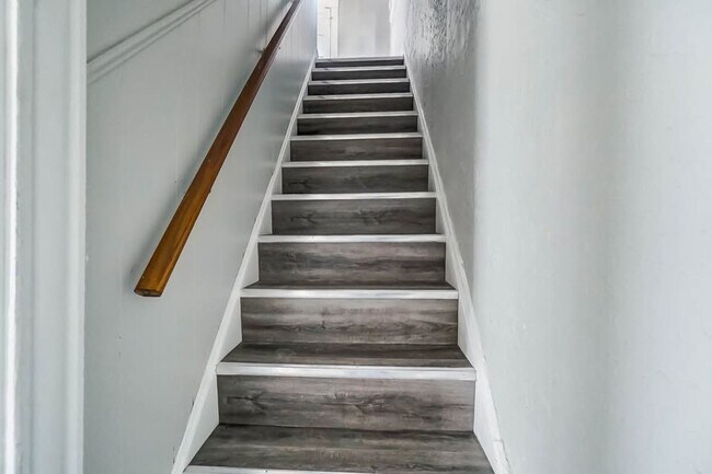 Building Photo - Updated 3 Bed 1 Bath in Price Hill!