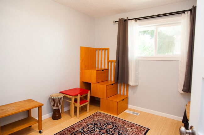 Building Photo - Available 10/11 – West Seattle Gem with Pr...