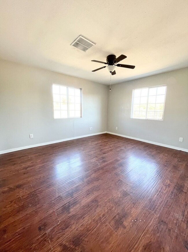 Building Photo - 2 Weeks Free Move-In Promo! Charming 4-Bed...