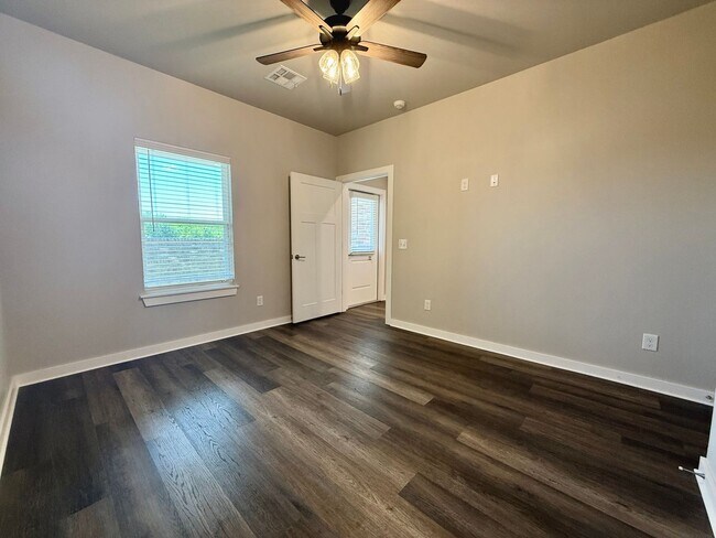 Building Photo - Large 2 Bed, 2 Bath in Beautiful Well Main...