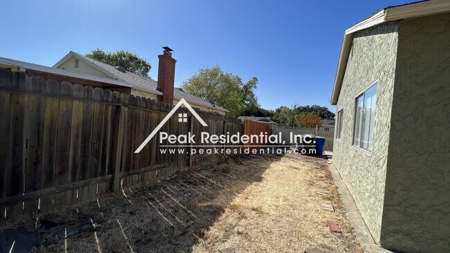 Building Photo - Nice 4bd/3ba House with 2 Car Garage