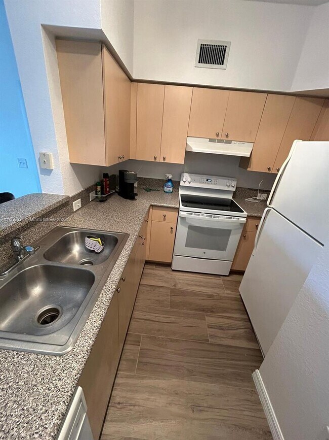 Building Photo - 280 Crestwood Cir