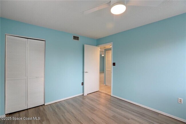 Building Photo - 9626 Riverside Dr