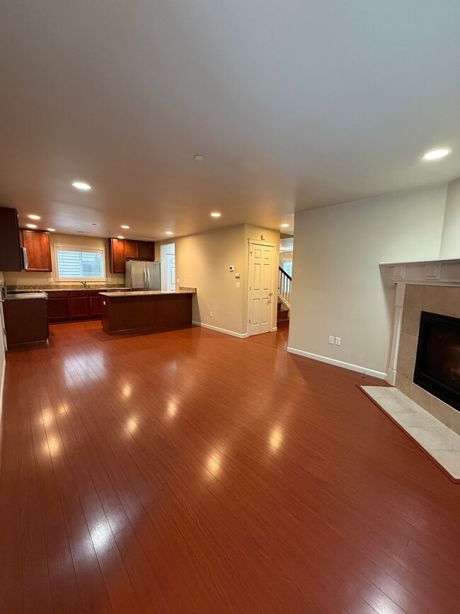 Building Photo - 1204 Burnside Pl