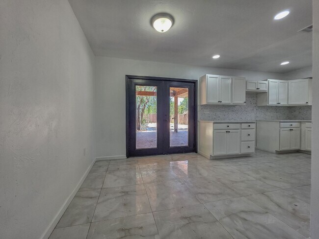 Building Photo - Charming 3-Bed, 2.5-Bath Home in Bethany w...