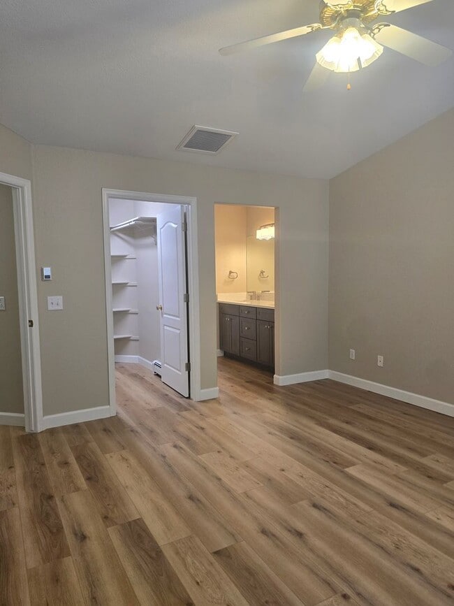 Building Photo - Don't miss this three bed two bath with a view!