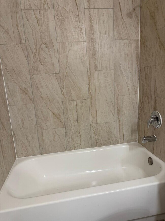 Building Photo - BEAUTIFUL SOUTHEAST 2 BEDROOM CONDO