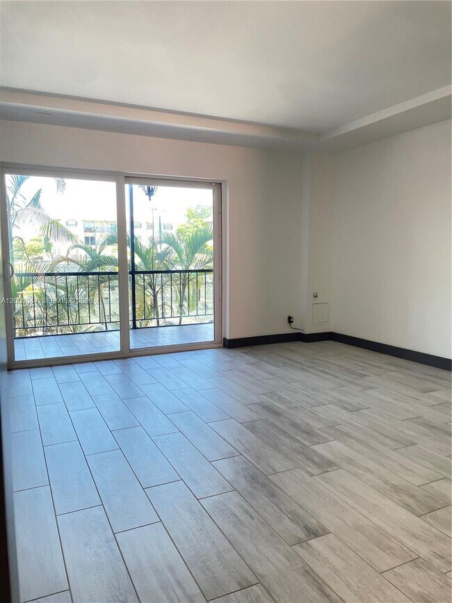 Building Photo - 660 Tennis Club Dr