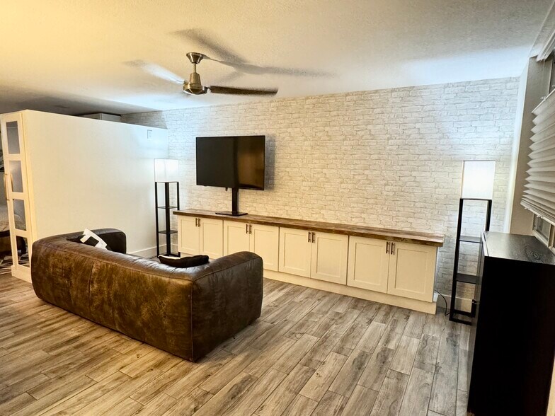 Building Photo - 1301 S Howard Ave