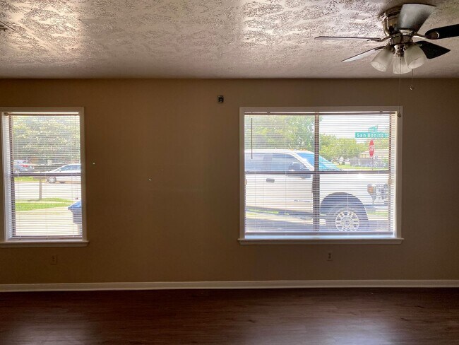 Building Photo - Cozy 2/2 Duplex Available for Prelease!