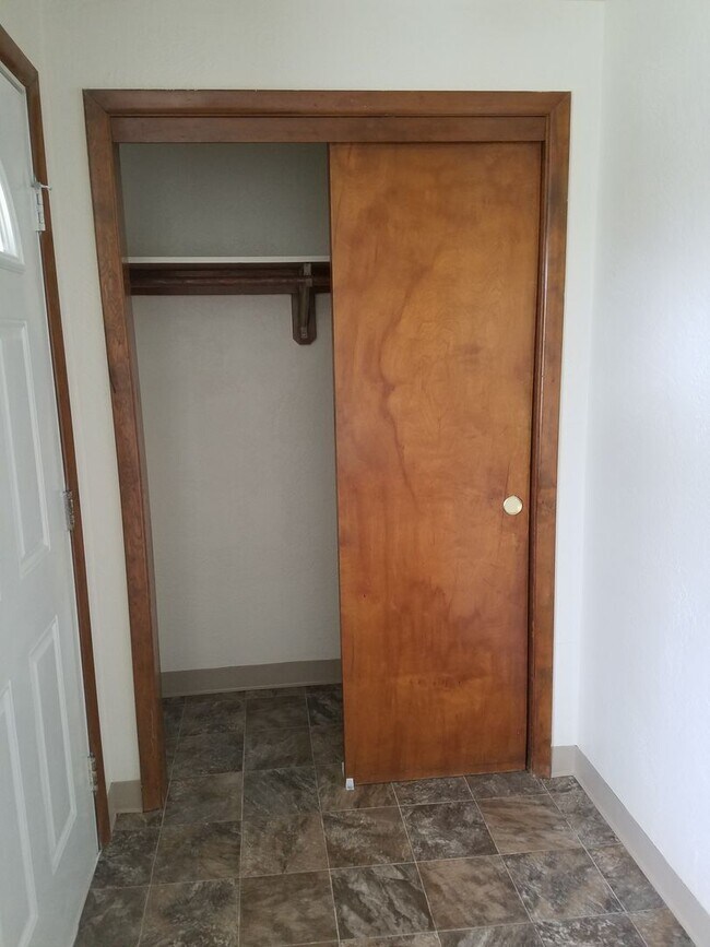 Building Photo - 2415-2425-2425 Wooddale Ave NE