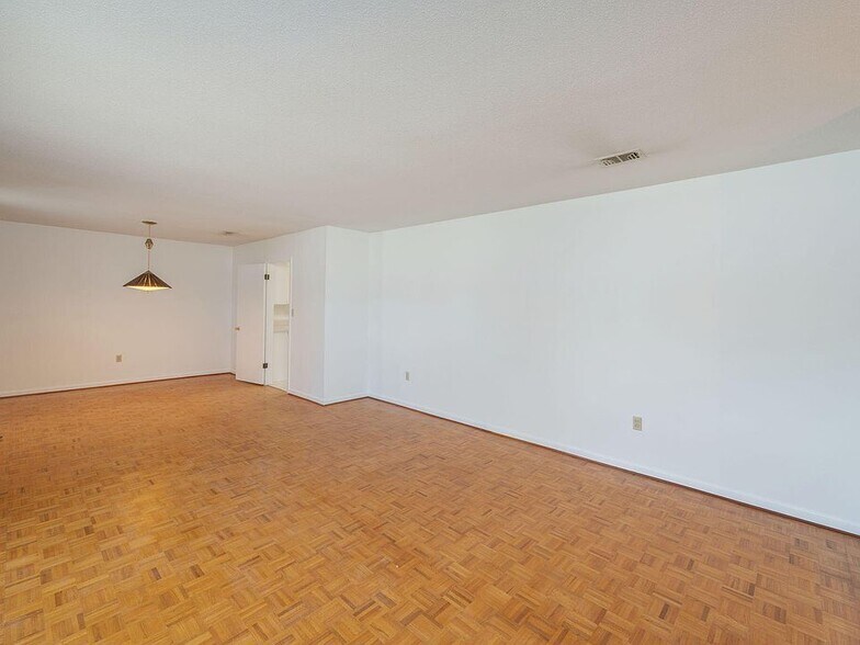 Building Photo - 110 Gardenia Ct NW