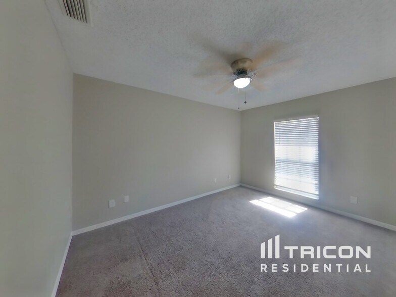 Building Photo - 1028 Hardwood Dr