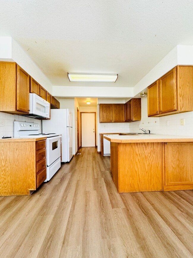 Building Photo - Wonderful 2 Story 3 Bedroom 2.5 Bath Townh...