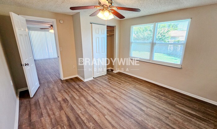 Building Photo - 6135 Seabreeze Dr