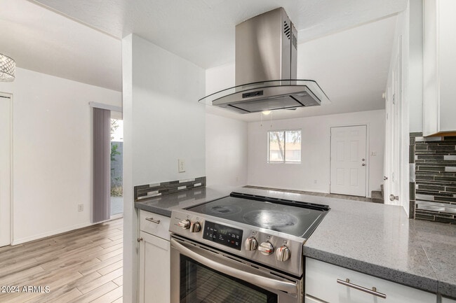Building Photo - 4718 W Orangewood Ave