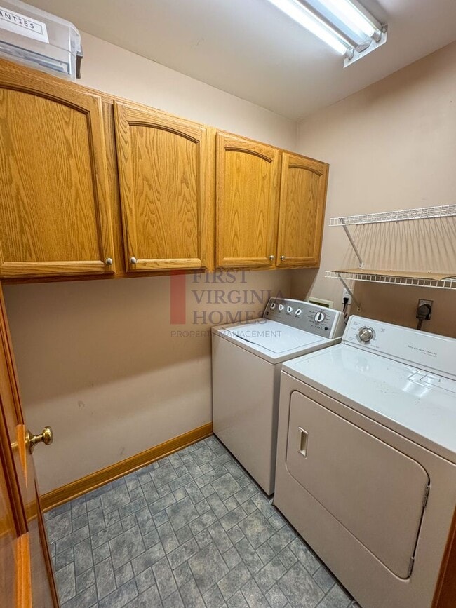 Building Photo - 25 Fleetwood Dr