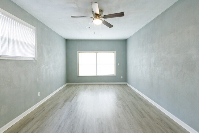 Building Photo - 3 bedroom just minutes away from TTU and Hospitals!