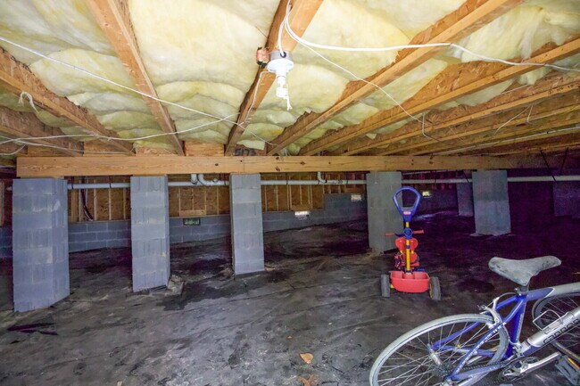 Building Photo - Charming 3 bed, 2.5 bath home with bonus t...