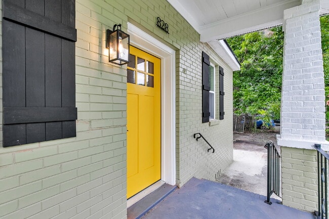 Building Photo - Cute all brick ranch on a large corner lot with fenced in yard and 1 car garage