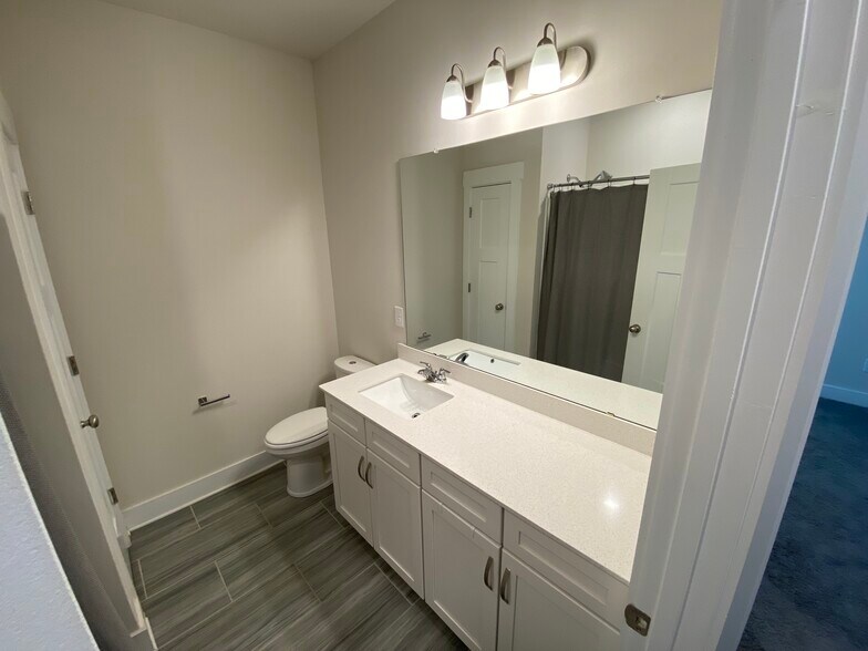 2nd Bathroom - 178 Redcroft Dr
