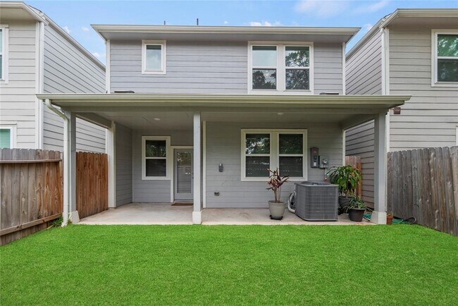 Building Photo - 16107 Hilltop Oak Dr