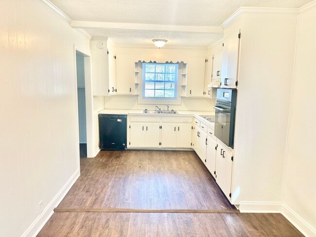 Building Photo - 690 Robertson Rd