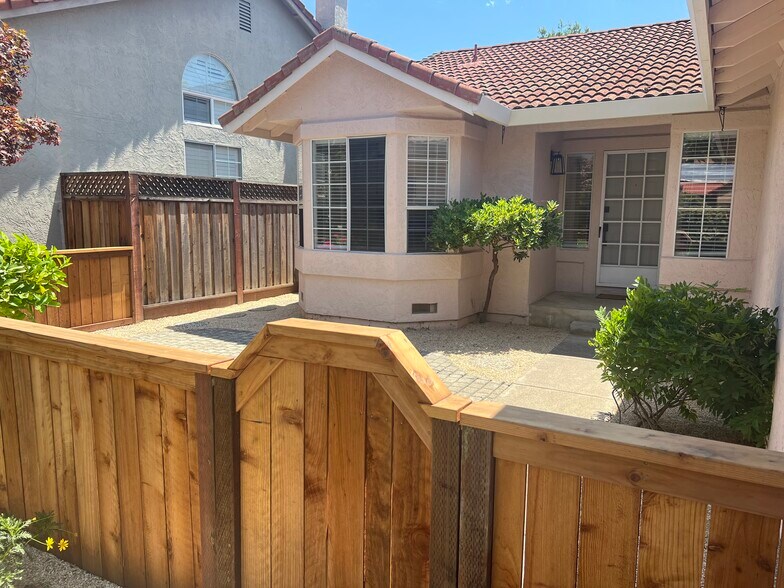Building Photo - 206 Cayetano Dr