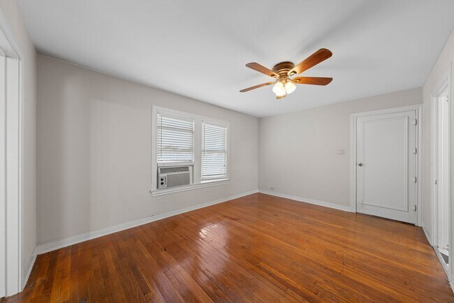 Building Photo - Charming 1-Bed Bungalow with Carport in Central San Antonio – Cozy, Bright, and Move-In Ready!